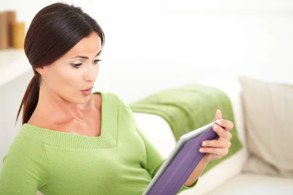 Vrouw leest van een tablet — Stockfoto