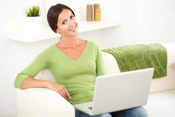 Jovem segurando um laptop — Fotografia de Stock