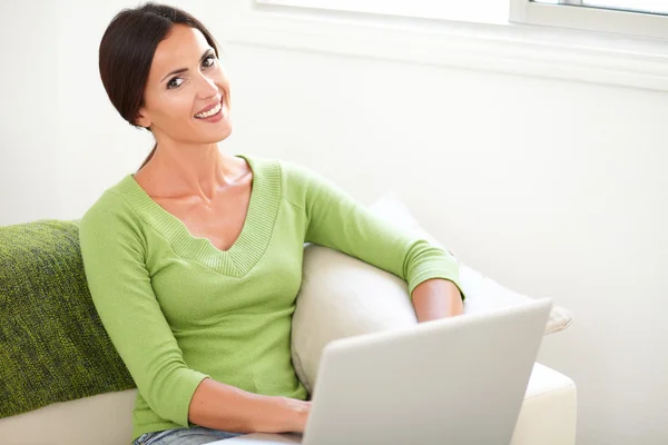 Vrouw lachend naar de camera — Stockfoto