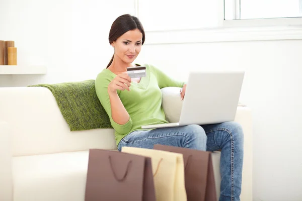 Mujer usando una tarjeta de crédito — Foto de Stock