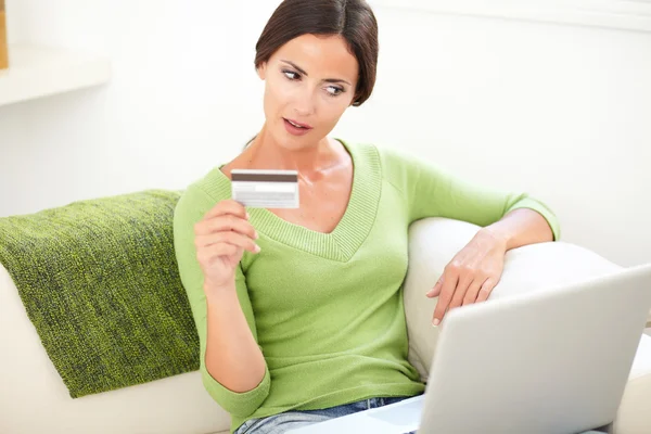 Jonge vrouw met een creditcard — Stockfoto