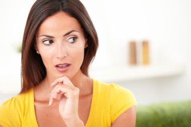 Kameradan uzak arayan kadın