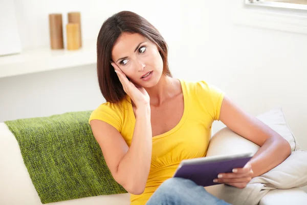 Geschokt vrouw met Tablet PC in de hand — Stockfoto