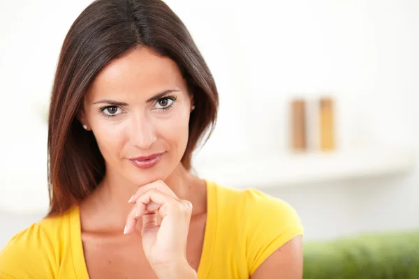 Confident  woman looking at the camera — Stock Photo, Image