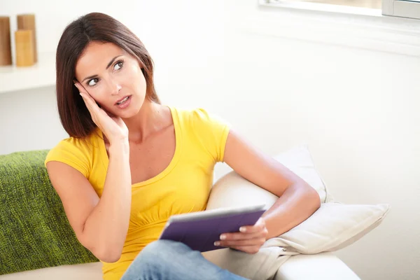 Surprised lady holding a tablet — Stock Photo, Image