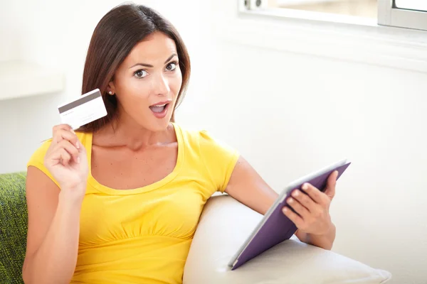 Caucasiano mulher segurando um cartão de crédito — Fotografia de Stock