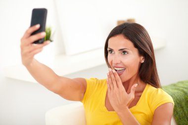Bir selfie alarak güzel genç kadın