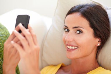 Akıllı telefon kullanan kadın
