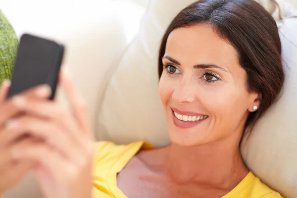 Mujer usando teléfono inteligente — Foto de Stock