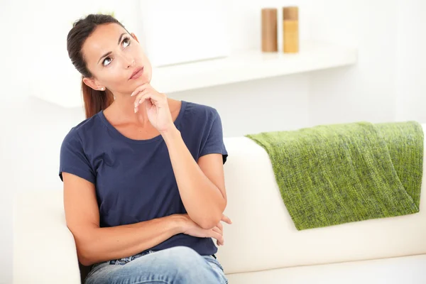 Mujer contemplando mientras mira hacia otro lado — Foto de Stock