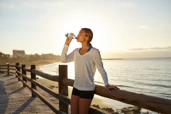 Jogger bere una bevanda energetica — Foto Stock