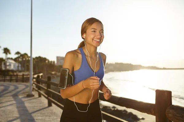 Žena jogging na pláži — Stock fotografie