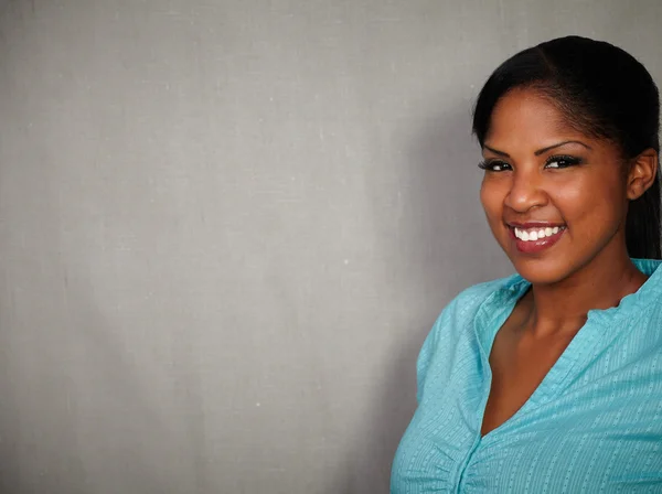 Sonriente dama africana mirando a la cámara — Foto de Stock