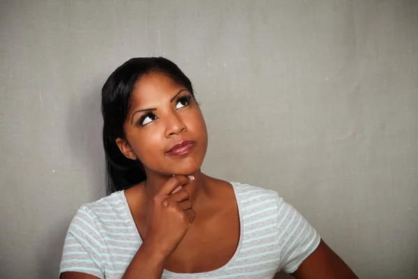 Mulher africana pensante com a mão no queixo — Fotografia de Stock