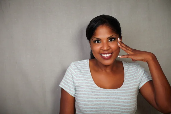 Lächelnde Afrikanerin blickt in die Kamera — Stockfoto