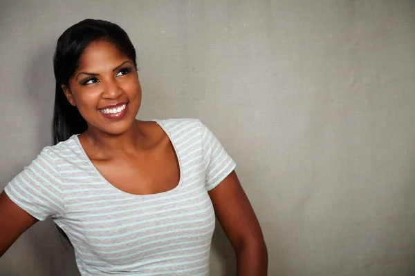 Mulher africana sorrindo enquanto olha para longe — Fotografia de Stock