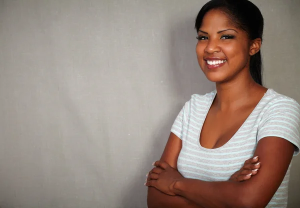 Mujer feliz toothy sonriendo a la cámara — Foto de Stock