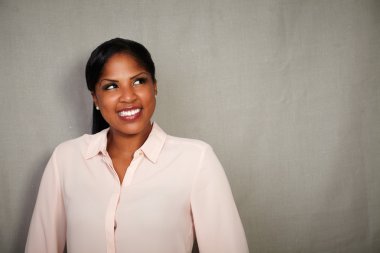 Karizmatik kadın kameradan uzak arıyor