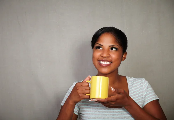 Junge Afrikanerin hält eine Teetasse in der Hand — Stockfoto