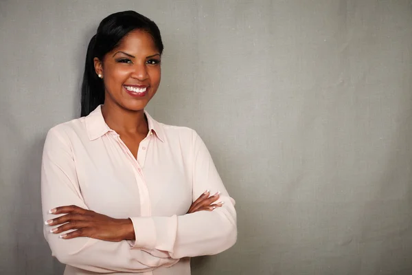 Charismatic female smiling with arms crossed — Stock Photo, Image