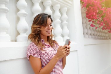 Neşeli Bayan akıllı telefon kullanırken gülümseyen