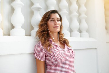 Genç kadın müzik dinlerken düşünürken