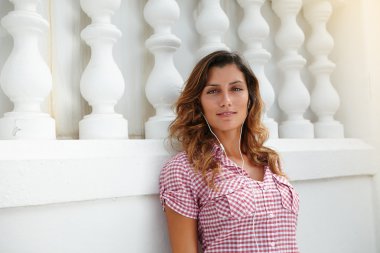 Kafkas kadın müzik dinlerken rahatlatıcı