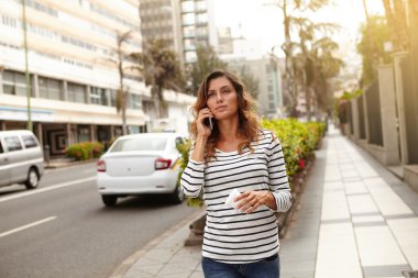 Genç Bayan güven ile şehir sokak yürüyüş