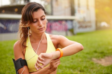 kadın koşucu akıllı bilezik arıyorsunuz