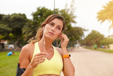 kulaklıklar açık havada spor kadınla