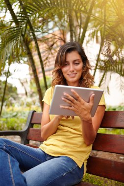 kadın internet tablet üzerinde tarama