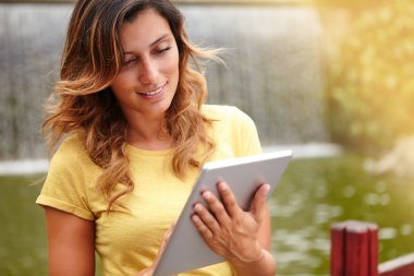 kadın parkta PC tablet kullanma