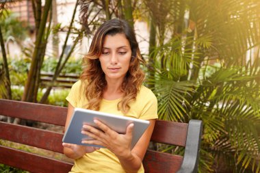 kadın internet tablet üzerinde tarama