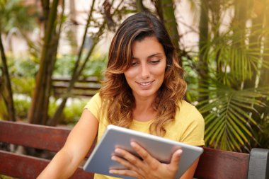 kadın internet tablet üzerinde tarama