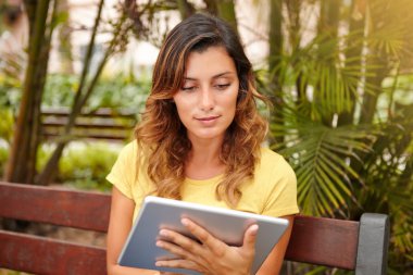 kadın internet tablet üzerinde tarama