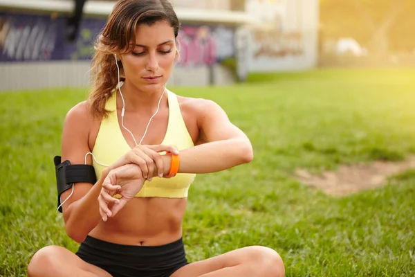 Mujer corredor joven con reloj inteligente — Foto de Stock