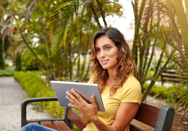 kadın internet tablet üzerinde tarama