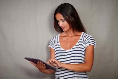 Dijital tabletli genç kadın
