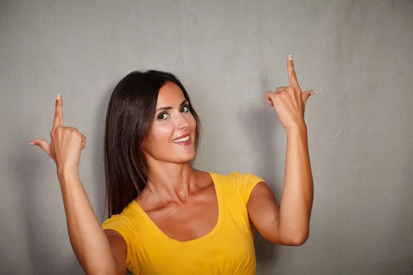 Feliz mujer sonriente señalando hacia arriba —  Fotos de Stock