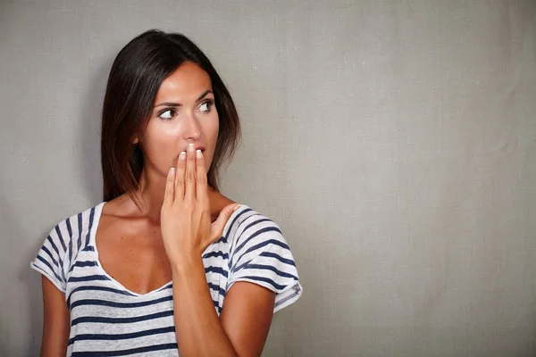 Mujer sorprendida mirando hacia otro lado —  Fotos de Stock