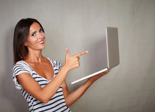 Woman wijzend op laptop — Stockfoto