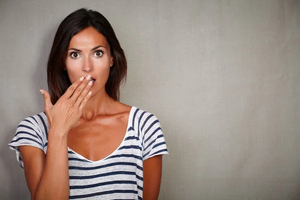 Schockierte Frau bedeckt ihren Mund — Stockfoto