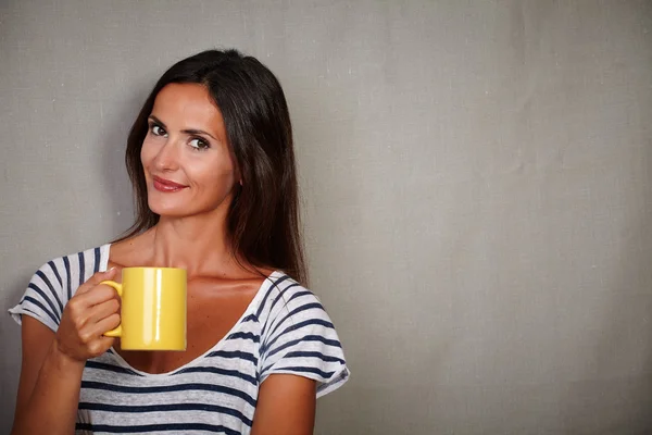 Jovem senhora segurando caneca de chá — Fotografia de Stock