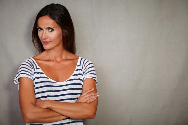 Young woman standing with arms crossed — Stock Photo, Image