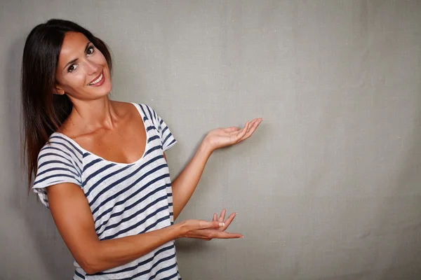 Mujer mostrando algo con las manos — Foto de Stock