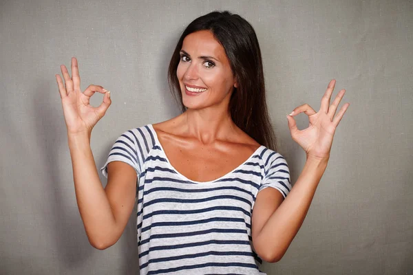 Mutlu kadın gösteren mükemmel işaretleri — Stok fotoğraf