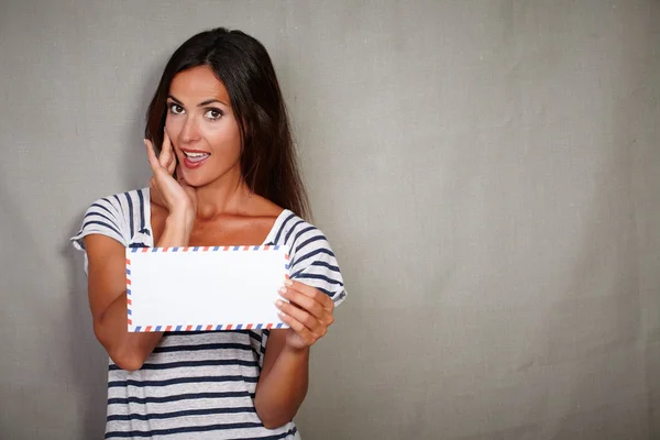 Jovencita sosteniendo carta — Foto de Stock