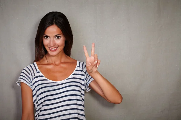 Happy girl showing victory sign — Stock Photo, Image