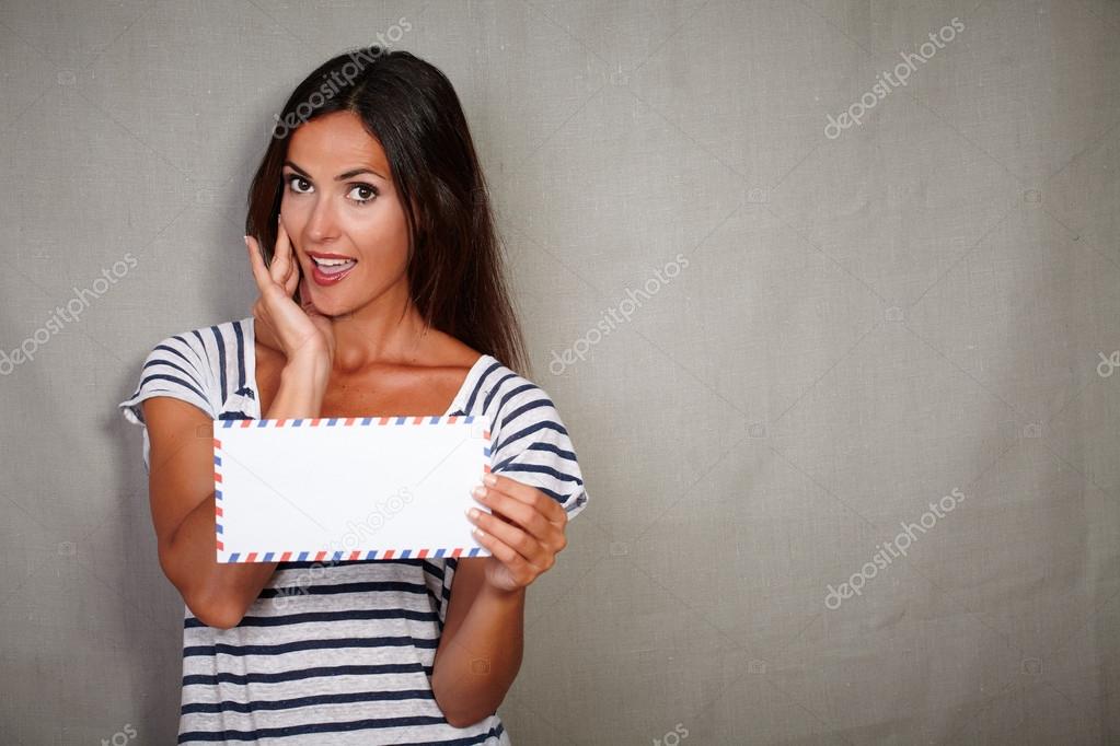 женщина читает письмо. письмо в руках. девушка с письмом в руках. девушка держит письмо. девушка держит в руках листок.