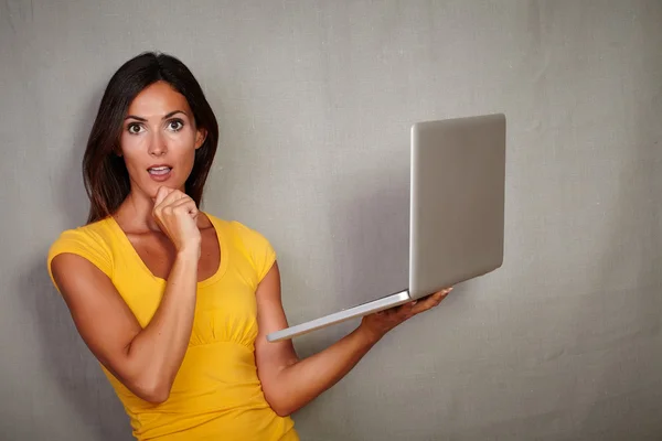 Überraschte junge Frau mit Laptop — Stockfoto